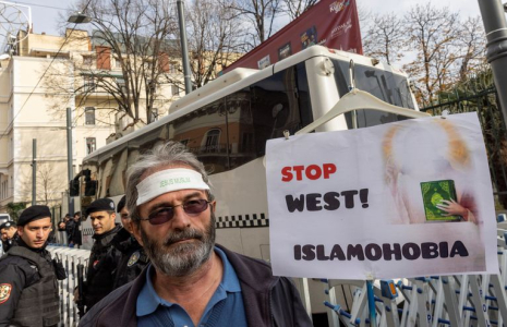 Photo d'archives: Des protestataires manifestent devant le consulat général de Suède à Istanbul