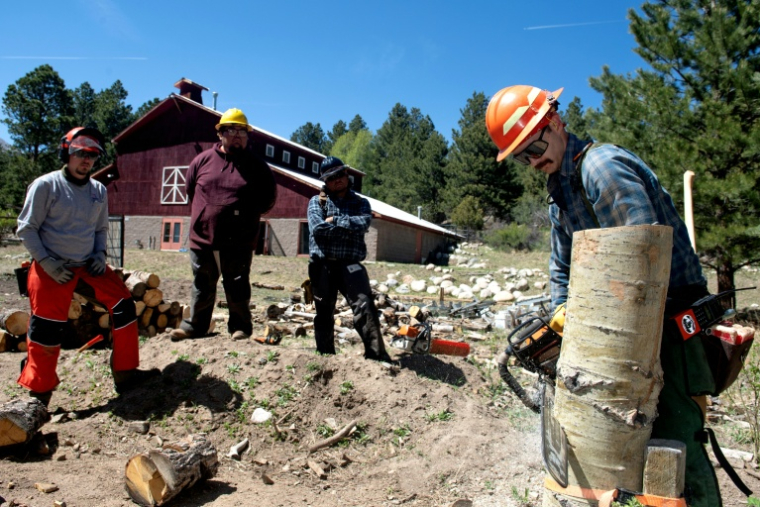 Lors d'un cours sur l'utilisation des tronçonneuses au Colorado Fire camp à Salida, dans l'ouest américain, le 14 mai 2026 ( AFP / Jason Connolly )