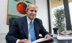 Axel Ganz, ancien patron de Prisma Presse, pose dans son bureau parisien, le 20 septembre 2006 ( AFP / PIERRE VERDY )