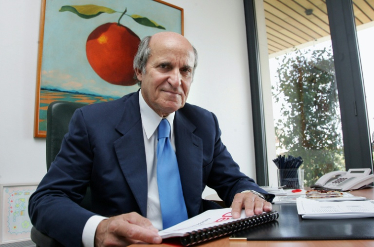 Axel Ganz, ancien patron de Prisma Presse, pose dans son bureau parisien, le 20 septembre 2006 ( AFP / PIERRE VERDY )