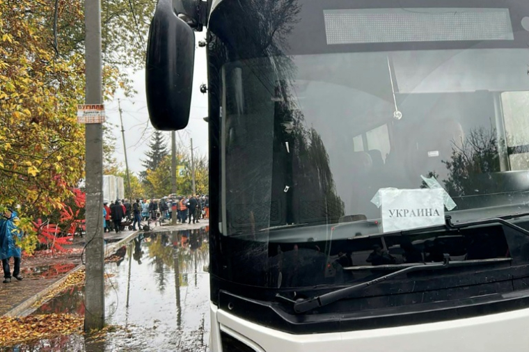 Sur cette photo d'archive publiée le 30 octobre 2026 sur la chaîne Telegram officielle de l'homme politique ukrainien Davyd Arakhamia, des habitants attendent près d'autobus avant leur évacuation à Olechky, dans la région de Kherson. ( TELEGRAM / @David_Arakhamia / Handout )