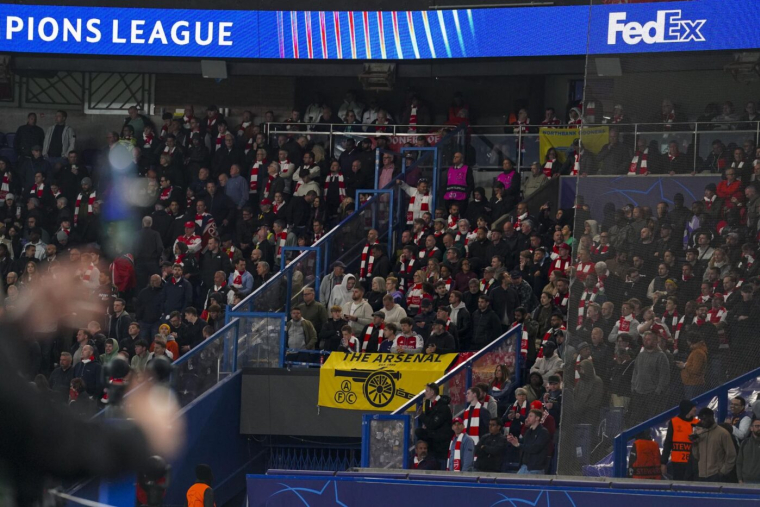 Un supporter d'Arsenal filmé en train de tenir des propos racistes au Parc des Princes