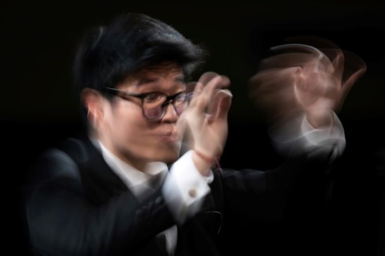 Le chef d'orchestre chinois Xie Tianyi participe au concours international des jeunes chefs d'orchestre de Besançon le 24 septembre 2025 ( AFP / SEBASTIEN BOZON )