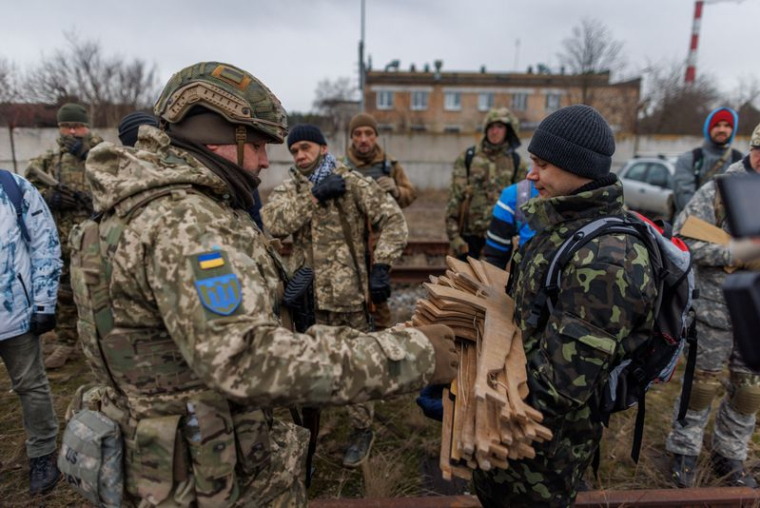 L'UKRAINE COMMENCE L'ENRÔLEMENT DE RÉSERVISTES