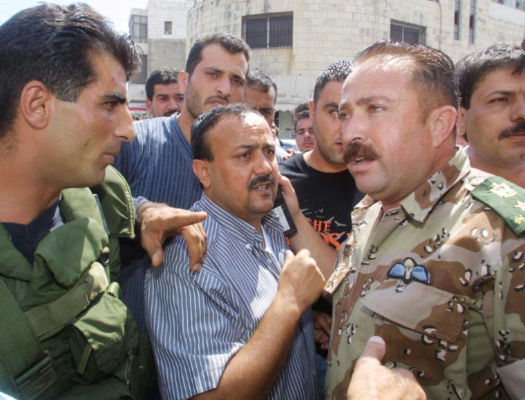 Marwan Barghouti (centre), alors chef de la branche jeunesse du mouvement Fatah, arrive sur le lieu d'un tir d'hélicoptère israélien le 9 septembre 2001, à Ramallah. ( AFP / JAMAL ARURI )