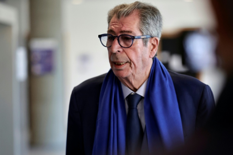 L'ancien maire de Levallois-Perret, Patrick Balkany, arrive au tribunal de Nanterre pour son procès pour détournement de fonds publics, le 7 avril 2026 dans les Hauts-de-Seine ( AFP / STEPHANE DE SAKUTIN )