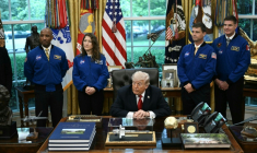 Le président américain Donald Trump accueillent les astronautes d'Artemis II, (g-d) Victor Glover, Christina Koch, Reid Wiseman et Jeremy Hansen, dans le Bureau ovale de la Maison-Blanche à Washington, le 29 avril 2026 ( AFP / Brendan SMIALOWSKI )