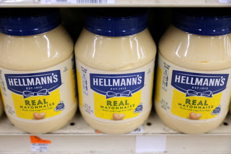 Hellmann's, une marque d'Unilever, est exposée dans un magasin de Manhattan, à New York