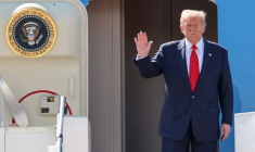 Le président américain Donald Trump à son arrivée à l'aéroport de Kuala Lumpur en Malaisie à bord dAir Force One le 26 octobre 2025 ( POOL / Hasnoor Hussain )