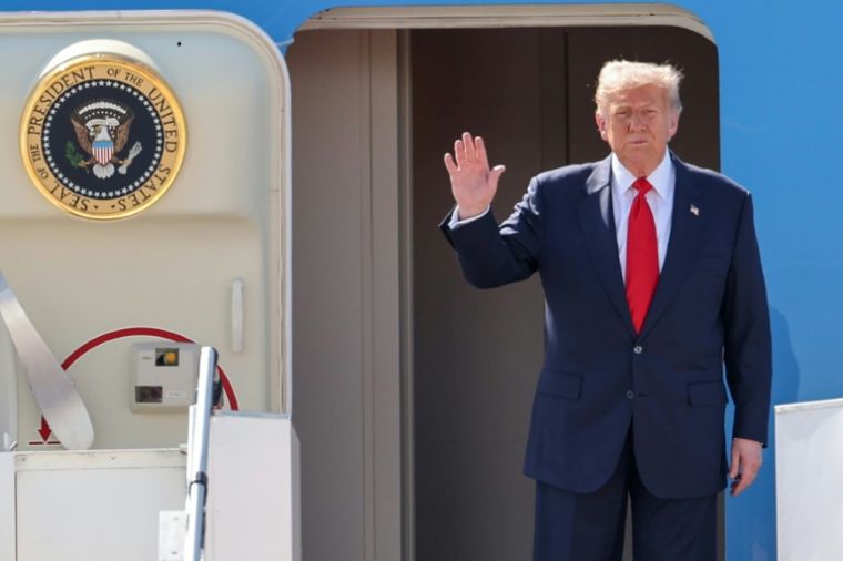 Le président américain Donald Trump à son arrivée à l'aéroport de Kuala Lumpur en Malaisie à bord dAir Force One le 26 octobre 2025 ( POOL / Hasnoor Hussain )