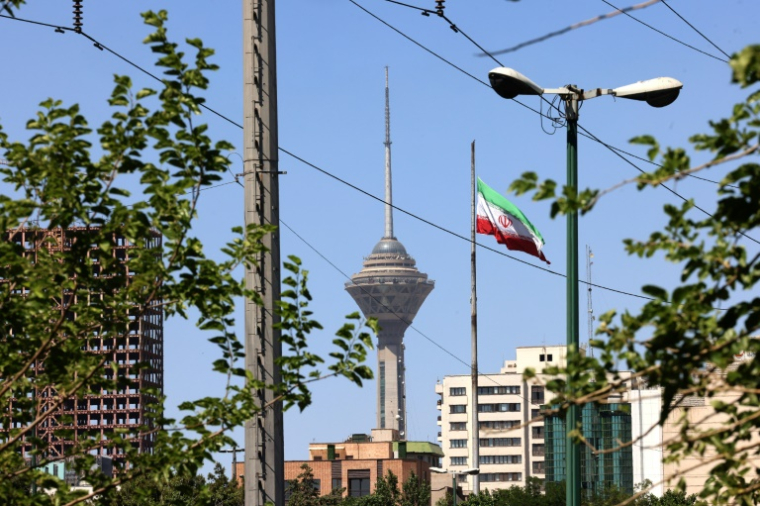 Le drapeau iranien flotte près de la tour Milad, dans la capitale iranienne Téhéran, le 25 mai 2026 ( AFP / ATTA KENARE )