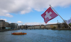 Un drapeau suisse et un bateau mouette à Genève