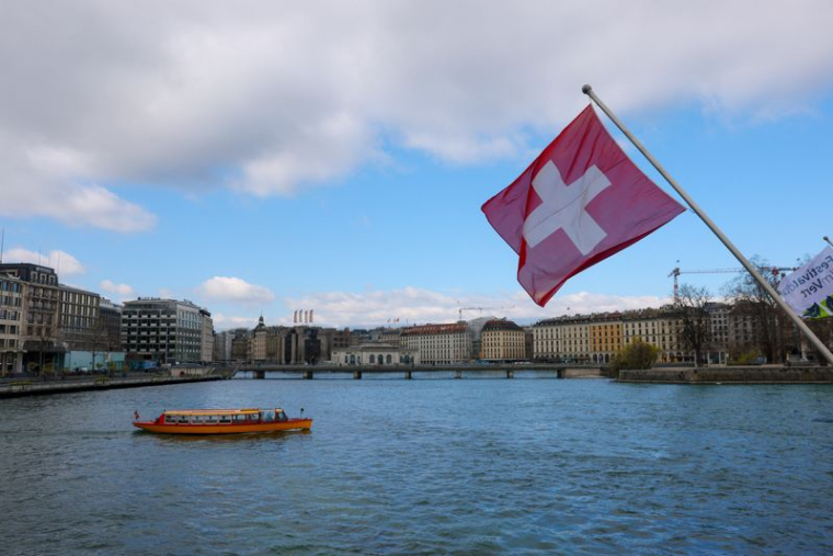 Un drapeau suisse et un bateau mouette à Genève