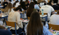 Des lycéens passent l'épreuve de philosophie du baccalauréat, le 15 juin 2026 à Quimper, dans le Finistère ( AFP / Fred TANNEAU )