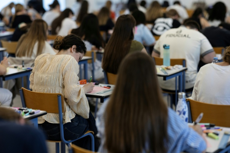 Des lycéens passent l'épreuve de philosophie du baccalauréat, le 15 juin 2026 à Quimper, dans le Finistère ( AFP / Fred TANNEAU )