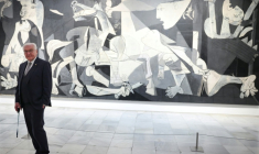Le président allemand Frank-Walter Steinmeier devant le chef-d'œuvre de Picasso, "Guernica", au musée Reina Sofía de Madrid, le 26 novembre 2025, au premier jour de sa visite en Espagne ( AFP / Thomas COEX )