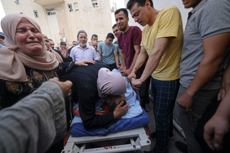 Une femme embrasse un proche, tué lors de violences, devant un hôpital de Naplouse, en Cisjordanie occupée, le 24 juillet 2026 ( AFP / JAAFAR ASHTIYEH )