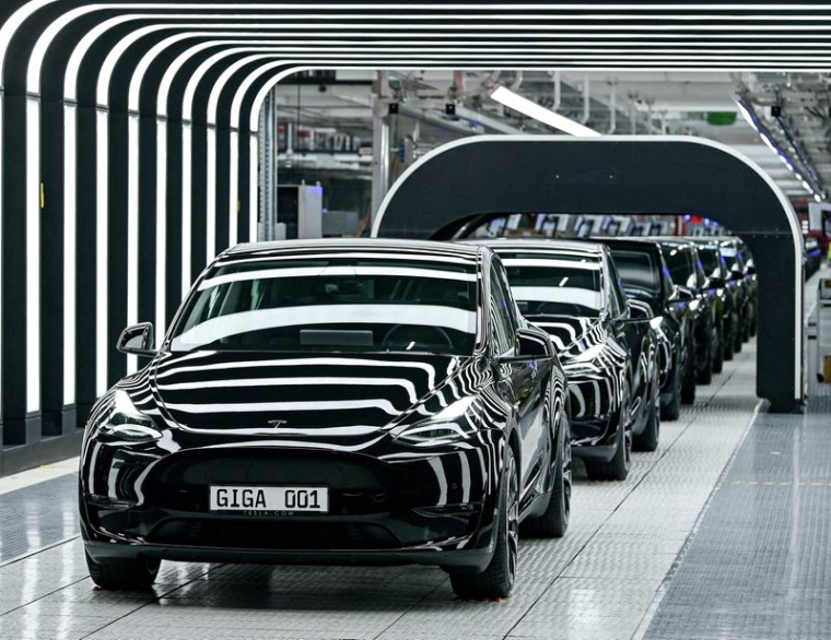 Voitures Tesla Model Y dans une usine en Allemagne