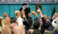 Cette photo fournie par les services du guide suprême iranien, Ali Khamenei, le montre s'adresser à des partisans à Téhéran, le 17 janvier 2026 ( KHAMENEI.IR / - )