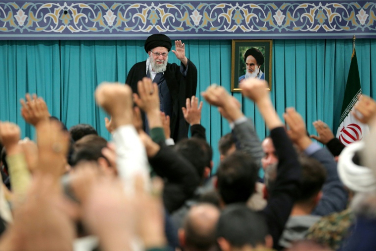 Cette photo fournie par les services du guide suprême iranien, Ali Khamenei, le montre s'adresser à des partisans à Téhéran, le 17 janvier 2026 ( KHAMENEI.IR / - )