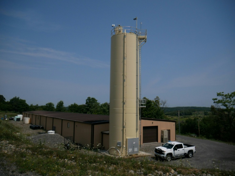Une vue extérieure de l'installation de traitement de drainage minier acide de l'Université de Virginie-Occidentale, le 12 août 2026 à Mount Storm en Virginie-Occidentale (Etas-Unis) ( AFP / Pierre HARDY )