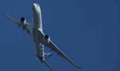 Un Airbus A350-1000 en vol de démonstration, au Bourget, le 16 juin 2025 ( AFP / ALAIN JOCARD )