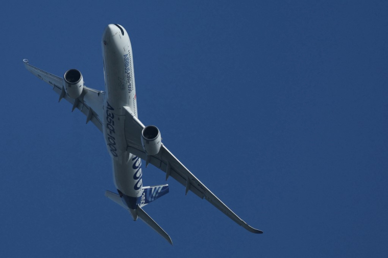 Un Airbus A350-1000 en vol de démonstration, au Bourget, le 16 juin 2025 ( AFP / ALAIN JOCARD )