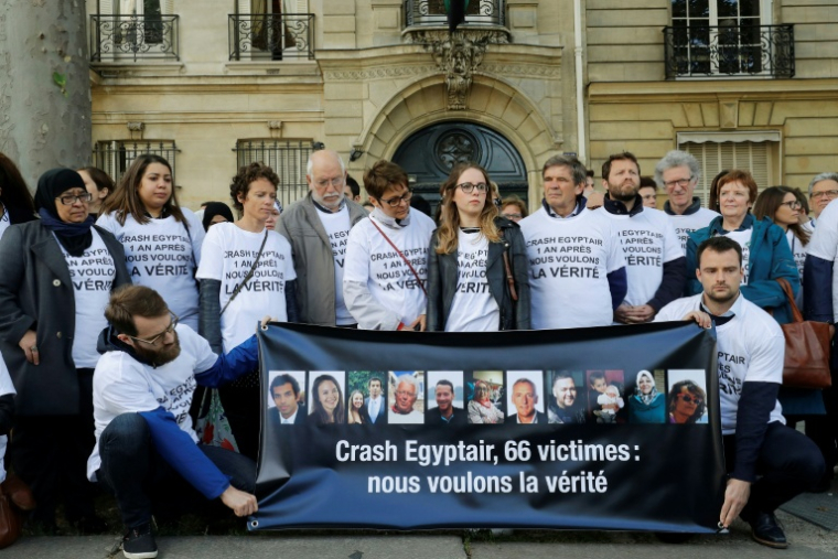 Des proches de victimes du crash de l'avion EgyptAir en mai 2016 tiennent une banderole "Crash Egyptair, 66 victimes : Nous voulons la vérité", devant l'ambassade d'Égypte à Paris, le 19 mai 2017, jour du premier anniversaire de l'accident ( AFP / FRANCOIS GUILLOT )