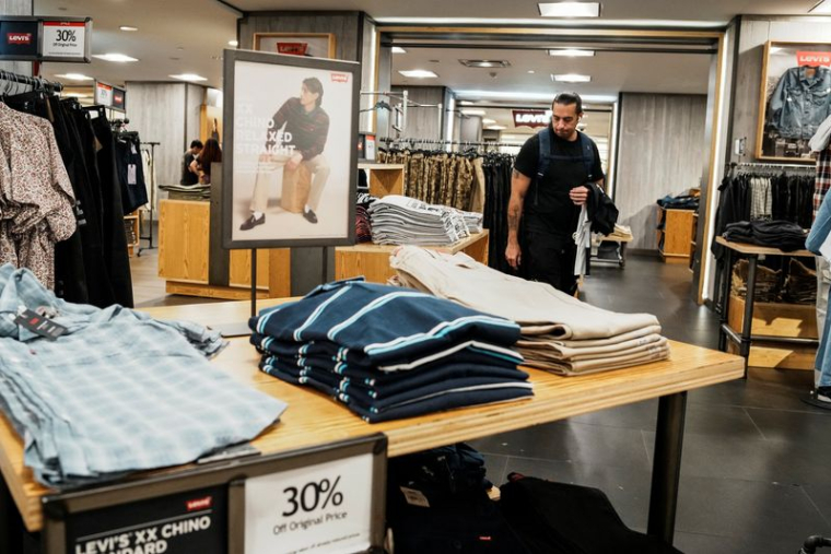 Des personnes font leurs achats au grand magasin Macy's à Manhattan à New York