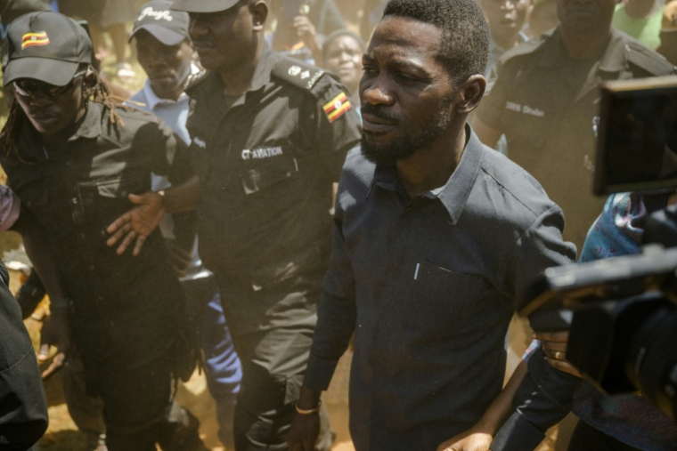 L'ancien chanteur et opposant ougandais Robert Kyagulanyi Ssentamu, connu sous le nom de scène de Bobi Wine (2e D) à Kampala le 15 janvier 2026 ( AFP / Rian COPE )