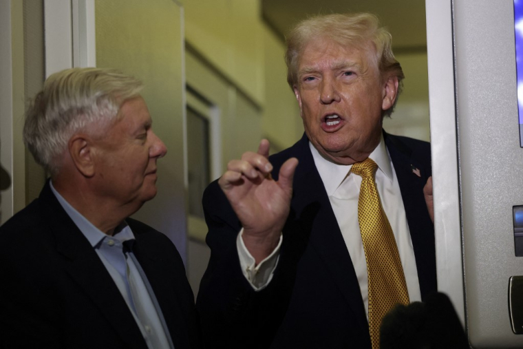 Donald Trump à bord d'Air force One, le 4 janvier 2026. ( GETTY IMAGES NORTH AMERICA / JOE RAEDLE )
