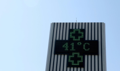 Cette photographie montre une enseigne de pharmacie affichant une température de 41 degrés Celsius à Créon, près de Bordeaux, le 17 juin 2026 ( AFP / ROMAIN PERROCHEAU )
