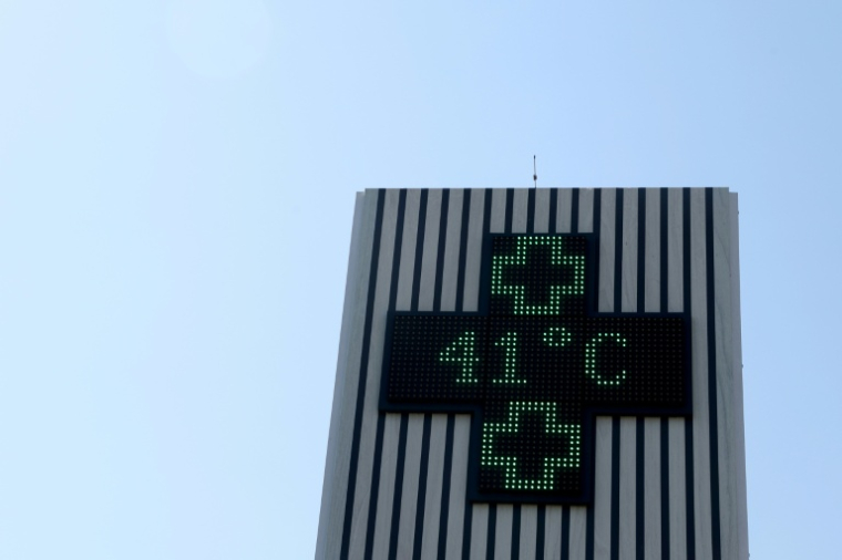 Cette photographie montre une enseigne de pharmacie affichant une température de 41 degrés Celsius à Créon, près de Bordeaux, le 17 juin 2026 ( AFP / ROMAIN PERROCHEAU )