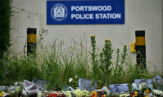 Des portraits de l'étudiant Henry Nowak et des fleurs déposés devant le commissariat de police de Portswood, à Southampton, dans le sud de l'Angleterre, le 3 juin 2026 ( AFP / Ben STANSALL )
