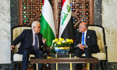 Le ministre irakien des Affaires étrangères Fouad Hussein (d) rencontre le président palestinien Mahmoud Abbas à l'aéroport international de Bagdad avant le 34e sommet de la Ligue arabe, le 16 mai 2025 ( POOL / Murdadha AL-SUDANI )