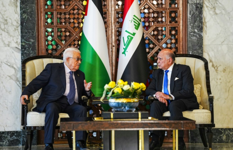 Le ministre irakien des Affaires étrangères Fouad Hussein (d) rencontre le président palestinien Mahmoud Abbas à l'aéroport international de Bagdad avant le 34e sommet de la Ligue arabe, le 16 mai 2025 ( POOL / Murdadha AL-SUDANI )
