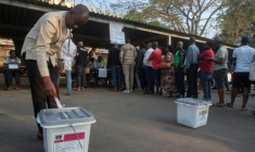 Un électeur vote lors des élections présidentielles et législatives à Lilongwe, le 16 septembre 2025 au Malawi ( AFP / Amos GUMULIRA )