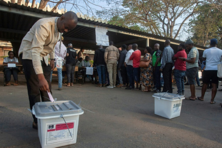 Un électeur vote lors des élections présidentielles et législatives à Lilongwe, le 16 septembre 2025 au Malawi ( AFP / Amos GUMULIRA )