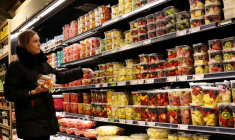 Une femme achète des fruits dans un magasin de New York
