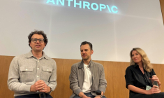 De g. à d.: le PDG d'Anthropic, Dario Amodei, le directeur produit, Mike Krieger, et la responsable de la communication, Sasha de Marigny, en conférence de presse à San Francisco (Californie), le 22 mai 2025 ( AFP / Julie JAMMOT )