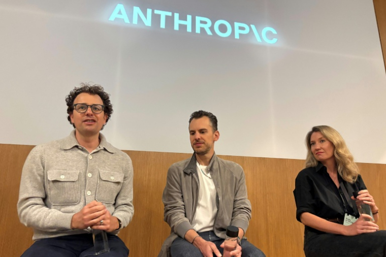 De g. à d.: le PDG d'Anthropic, Dario Amodei, le directeur produit, Mike Krieger, et la responsable de la communication, Sasha de Marigny, en conférence de presse à San Francisco (Californie), le 22 mai 2025 ( AFP / Julie JAMMOT )
