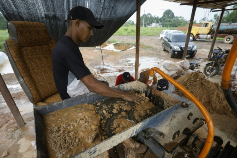 Un homme travaille dans une mine d'or artisanale à El Dorado, dans l'Etat de Bolivar, le 25 mai 2025 au Venezuela ( AFP / Pedro MATTEY )