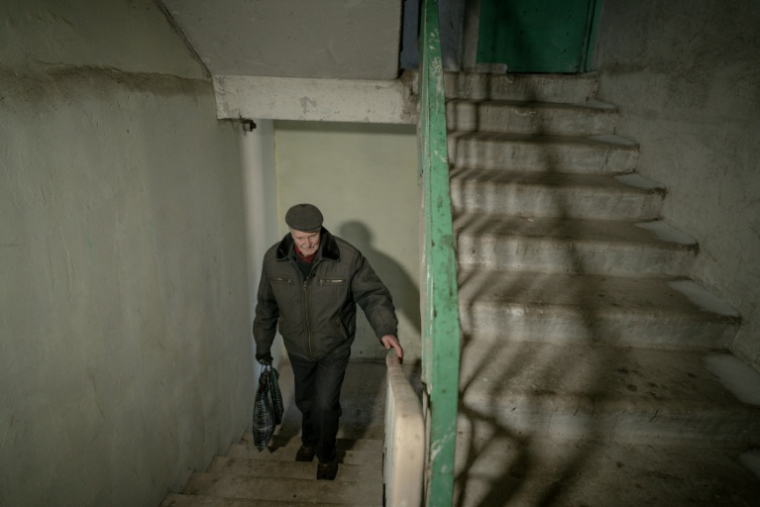 Grygoriï Gladysh, dans son immeuble de Kharkiv, dont il est désormais le seul occupant, le 27 février 2026 ( AFP / Ivan SAMOILOV )