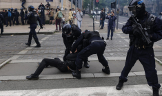 Des policiers arrêtent un manifestant lors de heurts le 1er mai 2023 à Bordeaux ( AFP / Thibaud MORITZ )