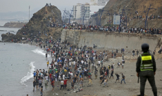 De nombreuses personnes se rassemblent près de la ville marocaine de Fnideq, située à la frontière avec l'enclave espagnole Ceuta, le 31 juillet 2026 ( AFP / Abdel Majid BZIOUAT )