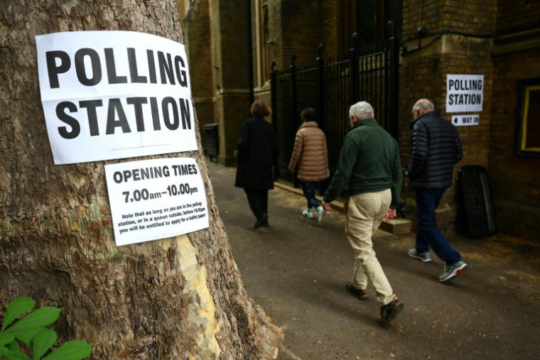 Des personnes arrivent pour voter à Londres le 7 mai 2026 ( AFP / Peter Nicholls )
