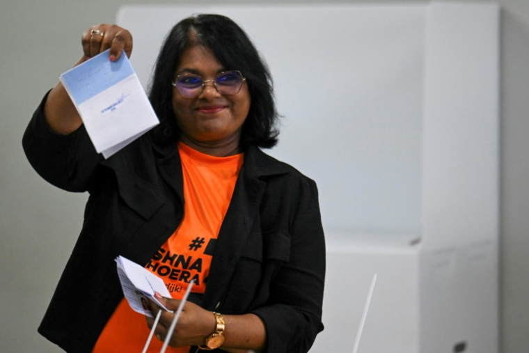 La ministre de la Défense et candidate à la présidentielle, Krishna Mathoera, vote à Paramaribo, le 25 mai 2025, lors des élections législatives au Suriname ( AFP / Juan BARRETO )