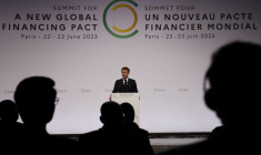 Emmanuel Macron lors de la session d'ouverture du sommet du nouveau pacte financier mondial au Palais Brogniart à Paris