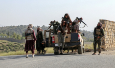 Des membres des forces de sécurité talibanes patrouillent dans la province de Khost , près de la frontière entre l'Afghanistan et le Pakistan, après des affrontements qui ont coûté la vie à 58 soldats pakistanais, selon Kaboul, le 12 octobre 2025 ( AFP / - )