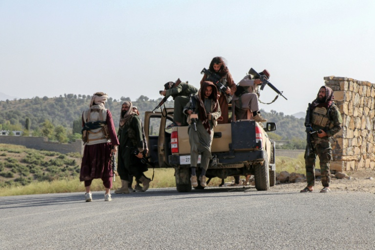Des membres des forces de sécurité talibanes patrouillent dans la province de Khost , près de la frontière entre l'Afghanistan et le Pakistan, après des affrontements qui ont coûté la vie à 58 soldats pakistanais, selon Kaboul, le 12 octobre 2025 ( AFP / - )